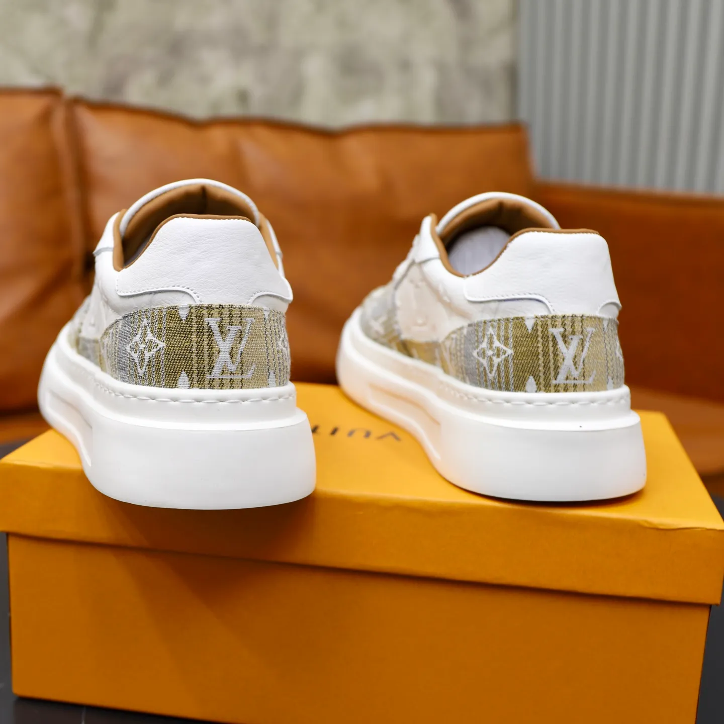 Ex-factory price: 480💰🙅‍♂️🙅‍♂️🙅‍♂️ Brand: LV Louis Vuitton Standard code: 38-44 (45 customized) Grade: Same as the official website Material: Original fabric Comfortable cowhide lining Increased lightness, wear-resistant and soft outsole Style category: Men's fashionable casual shoes Running sneakers Distinguished luxury brand elements Top luxury Color: actual picture color